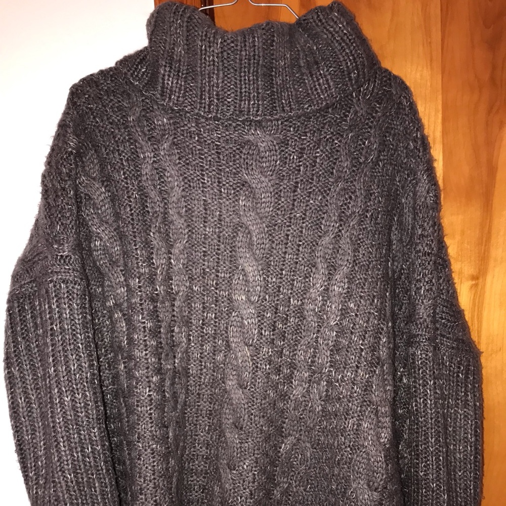 Grey oversized title neck